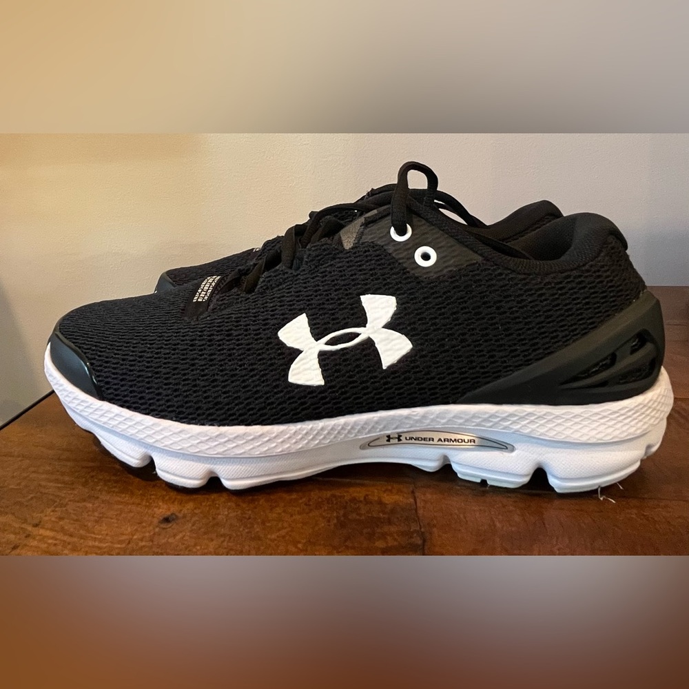 Under Armour Women’s Charged Gemini Sneakers in Black, size 9.5
